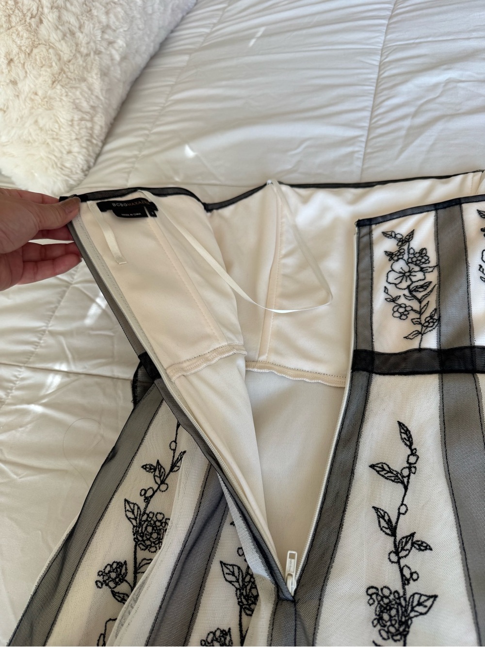 WHBM - Strapless White Dress with Black Floral Embroidery and Belt size 2 - Picture 4 of 5